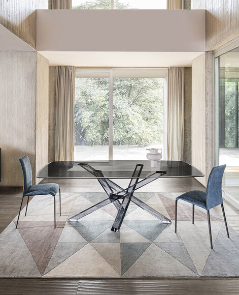 tavolo in cristallo elegante riflessi